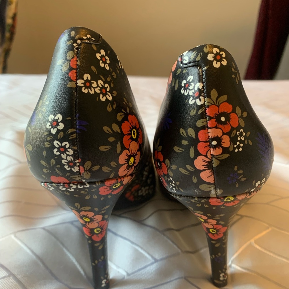 🔥 Nine West NWOT floral pointy stiletto black red blue high heels sexy EUC - Picture 6 of 9